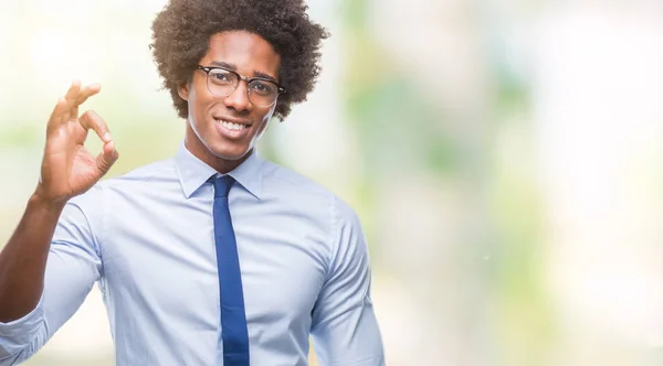 Afro Amerikansk Affärsman Bära Glasögon Över Isolerade Bakgrund Leende Positiva — Stockfoto
