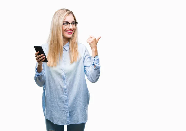 Junge Schöne Blonde Geschäftsfrau Mit Smartphone Über Isolierten Hintergrund Zeigt — Stockfoto