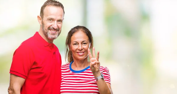 Middelbare Leeftijd Hispanic Paar Verliefd Geïsoleerde Achtergrond Weergeven Met Vingers — Stockfoto