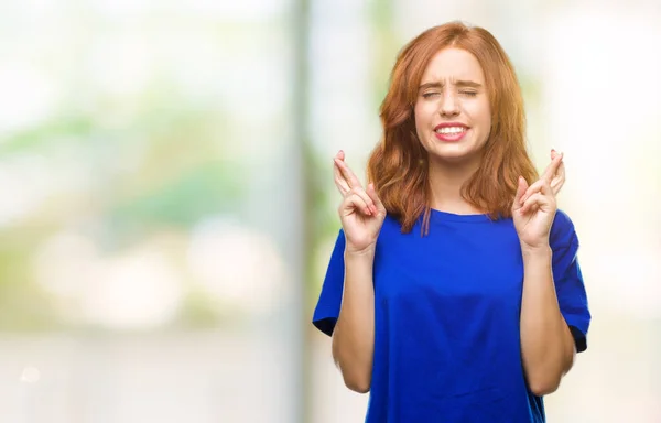 Joven Mujer Hermosa Sobre Fondo Aislado Sonriendo Cruzando Los Dedos — Foto de Stock