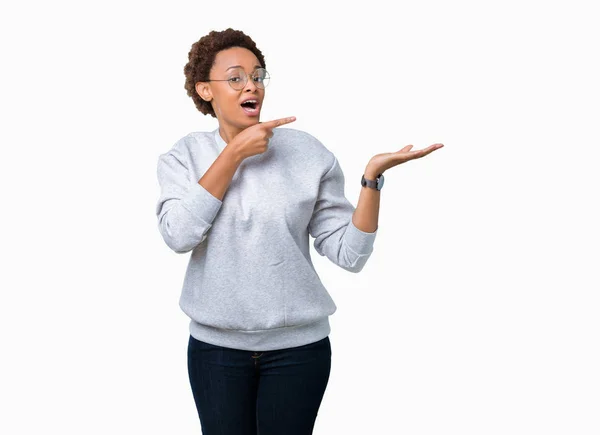 Jovem Mulher Afro Americana Bonita Vestindo Óculos Sobre Fundo Isolado — Fotografia de Stock