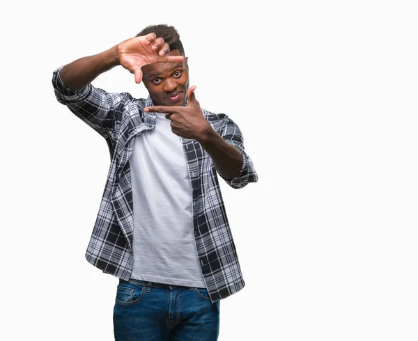 Jovem Homem Afro Americano Sobre Fundo Isolado Sorrindo Fazendo Quadro — Fotografia de Stock