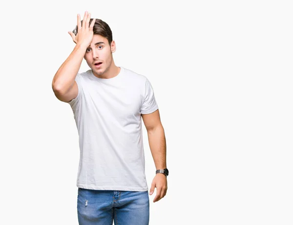 Homem Bonito Jovem Vestindo Shirt Branca Sobre Fundo Isolado Surpreendido — Fotografia de Stock