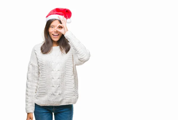 Νεαρά Ασιατικές Γυναίκα Φοράει Καπέλο Χριστουγέννων Πέρα Από Απομονωμένο Υπόβαθρο — Φωτογραφία Αρχείου