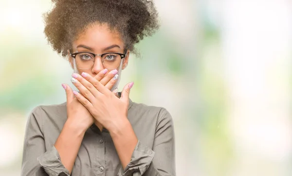 Junge Afroamerikanerin Mit Brille Über Isoliertem Hintergrund Schockiert Mund Mit — Stockfoto