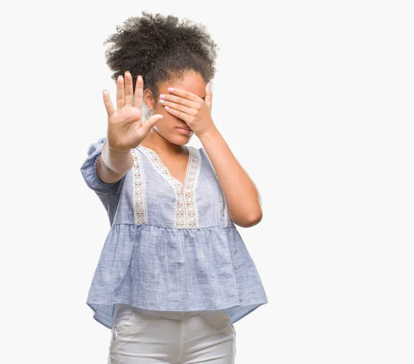 Jonge Afro Amerikaanse Vrouw Geïsoleerd Achtergrond Die Betrekking Hebben Ogen — Stockfoto