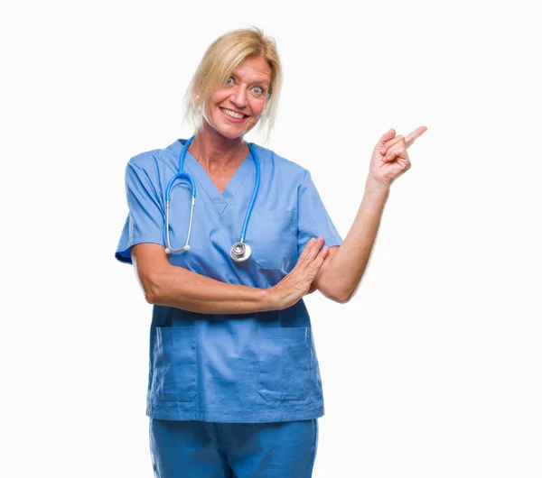 Middelbare Leeftijd Blonde Verpleegkundige Chirurg Dokter Vrouw Geïsoleerde Achtergrond Met — Stockfoto