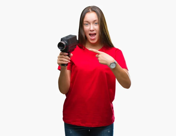 Молода Красива Біла Жінка Знімається Допомогою Старовинної Відеокамери Над Ізольованим — стокове фото