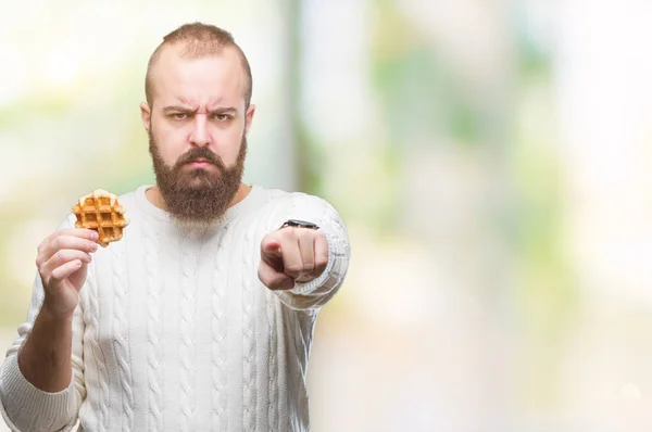 Jeune Homme Hipster Caucasien Mangeant Gaufre Douce Sur Fond Isolé — Photo