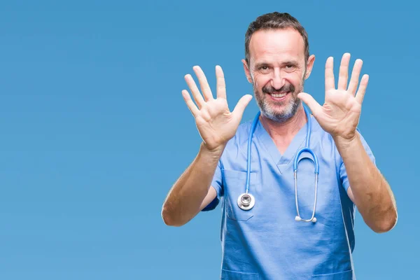 Edad Media Hoary Médico Senior Hombre Vistiendo Uniforme Médico Sobre — Foto de Stock