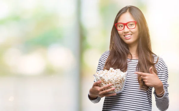 Jeune Femme Asiatique Manger Popcorn Sur Fond Isolé Très Heureux — Photo