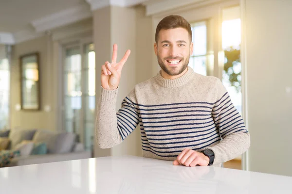 Genç Yakışıklı Adam Evde Gösterilen Parmak Ikinci Ile Gülümseyen Ise — Stok fotoğraf