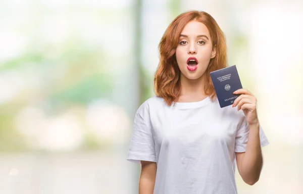 Jovem Bela Mulher Segurando Passaporte Alemanha Sobre Fundo Isolado Assustado — Fotografia de Stock