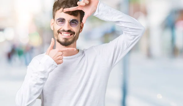 Ung Vacker Man Bär Solglasögon Över Isolerade Bakgrund Leende Gör — Stockfoto