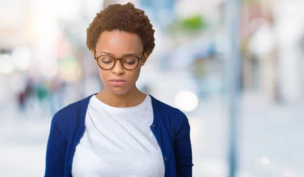 Jeune Belle Femme Afro Américaine Portant Des Lunettes Sur Fond — Photo