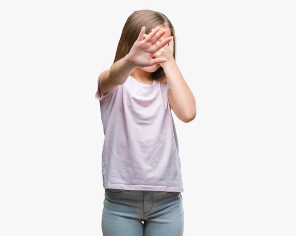 Menina Bonita Jovem Sobre Fundo Isolado Cobrindo Olhos Com Mãos — Fotografia de Stock
