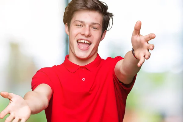 Jonge Knappe Man Met Rode Shirt Geïsoleerde Achtergrond Kijken Naar — Stockfoto