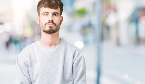 Joven Hombre Guapo Con Sudadera Sobre Fondo Aislado Relajado Con —  Fotos de Stock