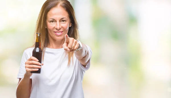 Femme Hispanique Moyen Age Buvant Bière Sur Fond Isolé Pointant — Photo