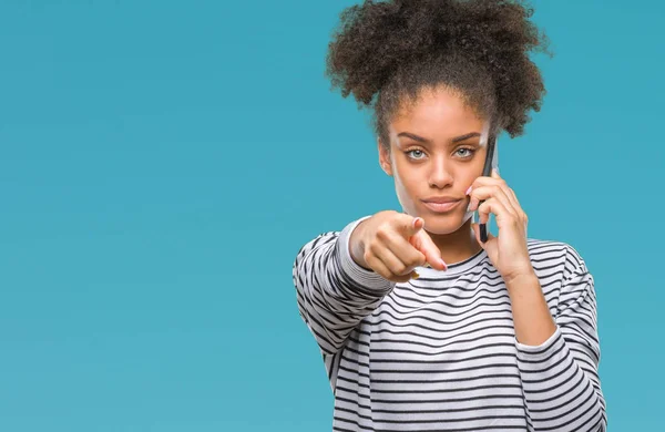 Jovem Afro Americana Falando Telefone Sobre Fundo Isolado Apontando Com — Fotografia de Stock