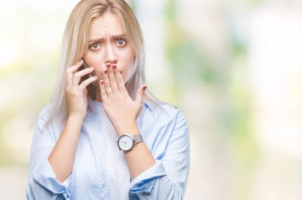 Unga Blonda Kvinnan Talar Med Smarpthone Isolerade Bakgrund Täcker Munnen — Stockfoto