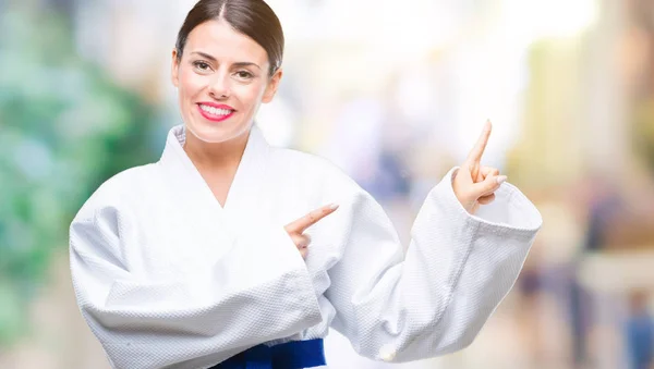 Jovem Mulher Bonita Vestindo Uniforme Kimono Karatê Sobre Fundo Isolado — Fotografia de Stock