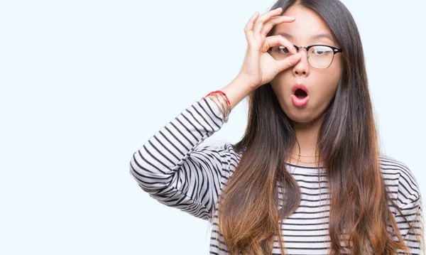 Mujer Asiática Joven Con Gafas Sobre Fondo Aislado Haciendo Gesto —  Fotos de Stock