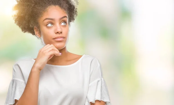 Jonge Afro Amerikaanse Vrouw Geïsoleerde Achtergrond Met Hand Kin Denken — Stockfoto