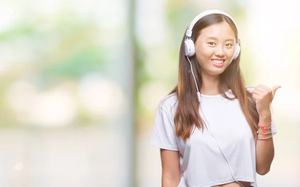 Jonge Aziatische Vrouw Luisteren Naar Muziek Dragen Hoofdtelefoon Geïsoleerde Achtergrond — Stockfoto