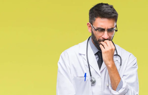 Adulto Ispanico Medico Uomo Sfondo Isolato Cercando Stressato Nervoso Con — Foto Stock