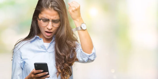 Jovem Bela Árabe Mulher Mensagens Usando Smartphone Sobre Fundo Isolado — Fotografia de Stock