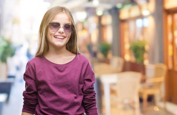 Menina Bonita Nova Usando Óculos Sol Sobre Fundo Isolado Com — Fotografia de Stock