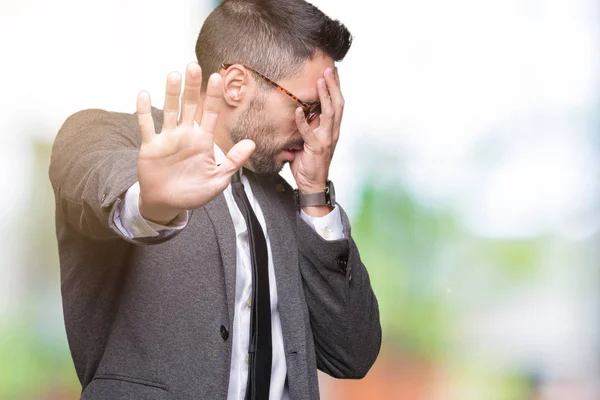 Jonge Knappe Business Man Geïsoleerde Achtergrond Die Betrekking Hebben Ogen — Stockfoto