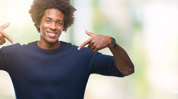 Afro Americano Uomo Sfondo Isolato Guardando Fiducioso Con Sorriso Sul — Foto Stock