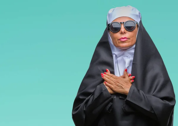 Женщина Католическая Монахиня Средних Лет Солнечных Очках Изолированном Фоне Улыбается — стоковое фото
