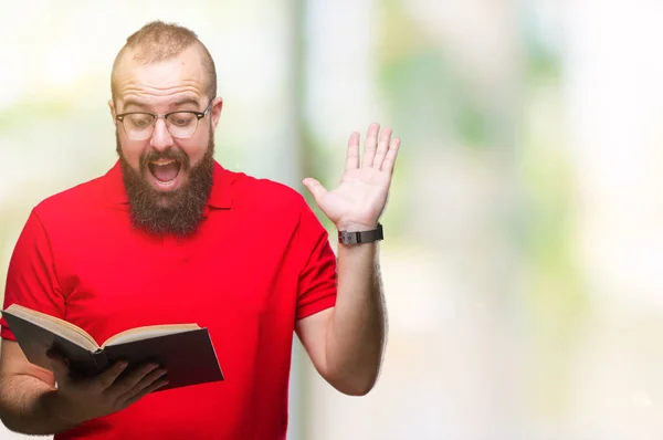 Joven Hombre Hipster Con Gafas Leyendo Libro Sobre Fondo Aislado —  Fotos de Stock