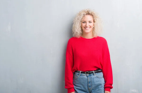 Young Blonde Woman Curly Hair Grunge Grey Background Happy Cool — Stock Photo, Image