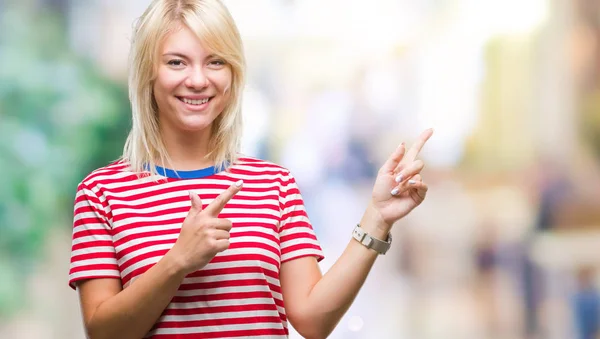 Junge Schöne Blonde Frau Über Isoliertem Hintergrund Lächelt Und Schaut — Stockfoto