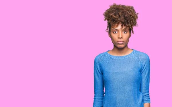 Vackra Unga Afroamerikanska Kvinnan Över Isolerade Bakgrund Avslappnad Med Allvarliga — Stockfoto