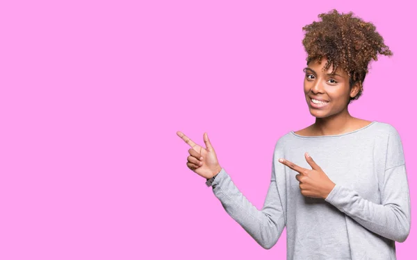 笑顔で側に つの手と指で指しているカメラを見て孤立の背景に美しい若いアフリカ系アメリカ人女性 — ストック写真