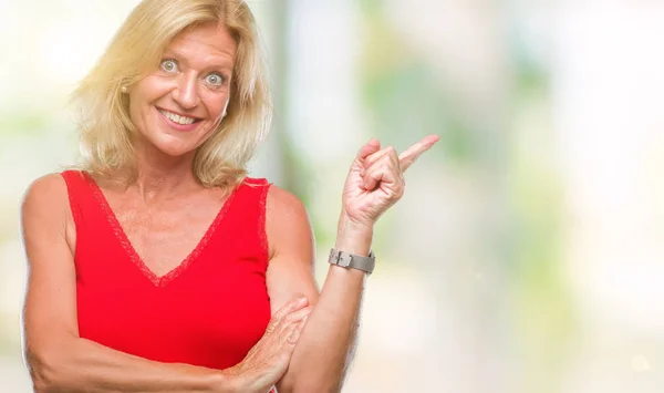 Medelålders Blond Kvinna Över Isolerade Bakgrund Med Ett Stort Leende — Stockfoto