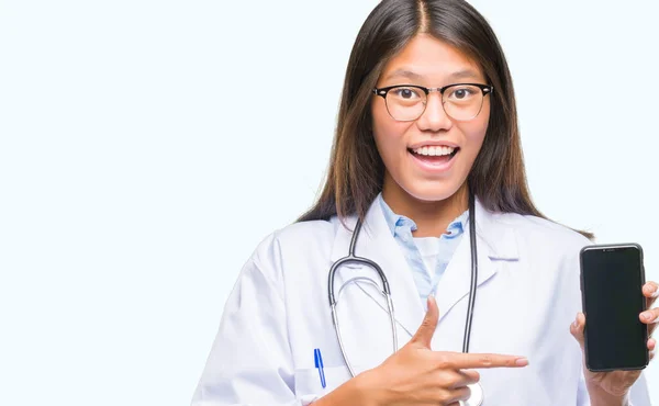 Unga Asiatiska Läkare Kvinna Som Håller Smartphone Över Isolerade Bakgrund — Stockfoto