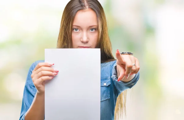 Mujer Caucásica Joven Sosteniendo Hoja Papel Blanco Sobre Fondo Aislado —  Fotos de Stock