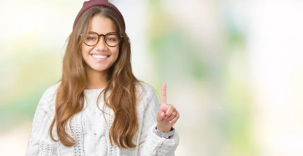 Giovane Bella Donna Hipster Bruna Indossa Occhiali Cappello Invernale Sfondo — Foto Stock