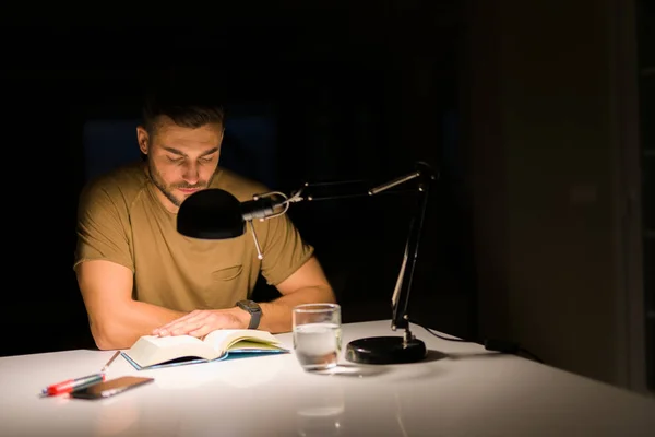 Joven Hombre Guapo Estudiando Casa Leyendo Libro Por Noche — Foto de Stock