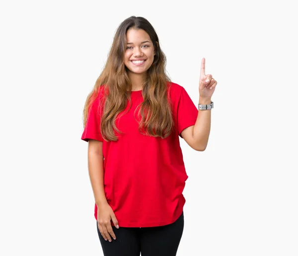 Joven Hermosa Morena Con Camiseta Roja Sobre Fondo Aislado Mostrando —  Fotos de Stock