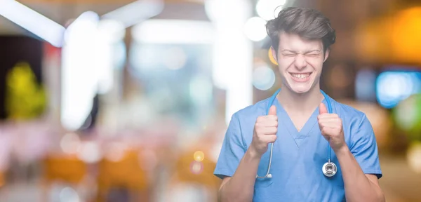 Unga Läkare Bär Medicinsk Uniform Över Isolerade Bakgrund Glada För — Stockfoto