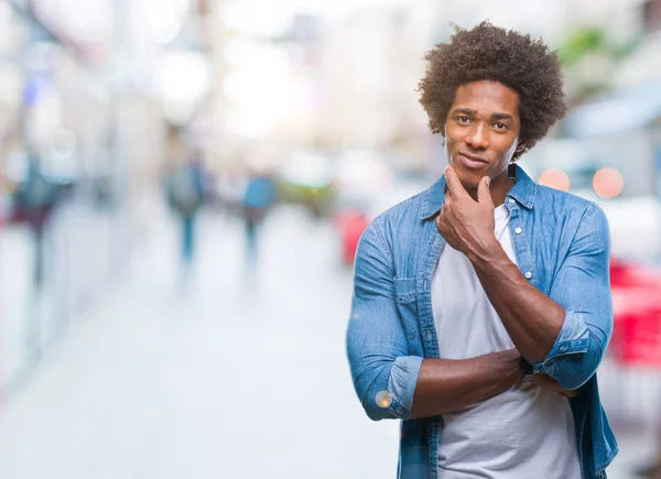 Afro Amerikai Ember Feletti Elszigetelt Háttér Keresi Benne Kamera Mosollyal — Stock Fotó