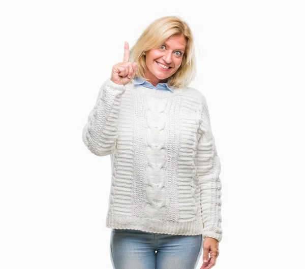 Wiek Średni Blond Kobieta Sobie Sweter Zimowy Nad Palcem Wskazującym — Zdjęcie stockowe