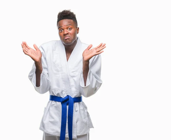 Unga Afroamerikanska Mannen Över Isolerade Bakgrunden Iklädd Kimono Aningslös Och — Stockfoto